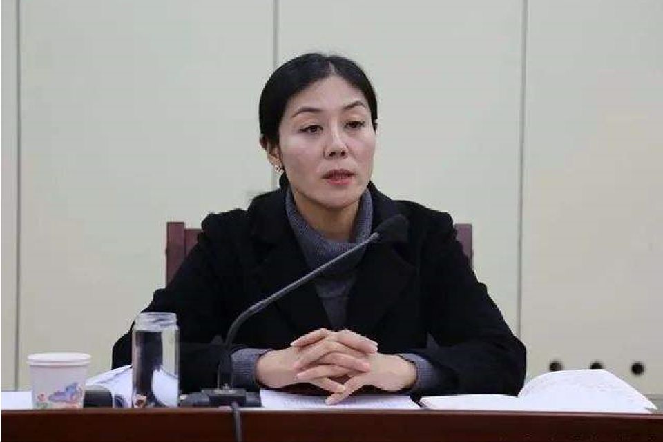 美女貪官鄧潔:以色謀權征服多名高官,與人偷情時丈夫主動守門